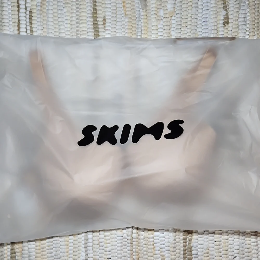 SKIMS Smoothing Intimates Full Coverage Lightly Lined Bra - Picture 5 of 15